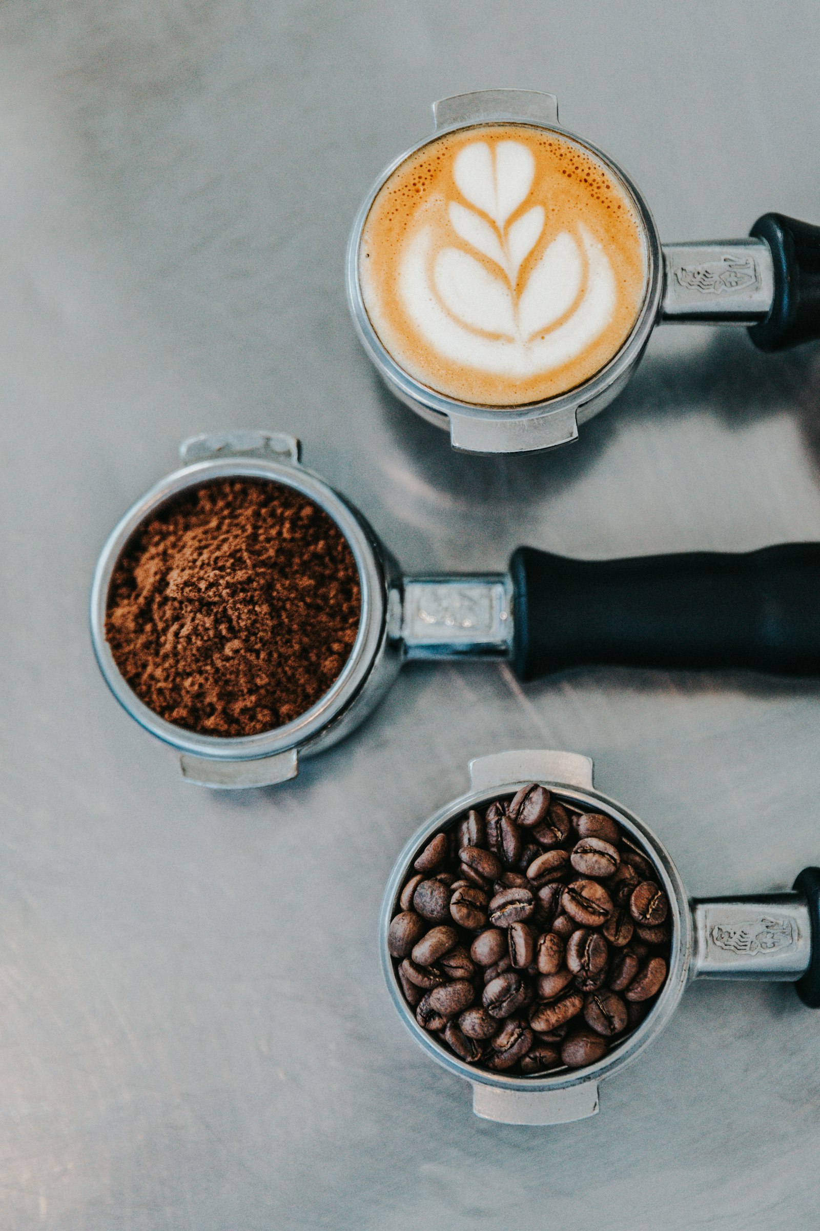Barista preparando café especial